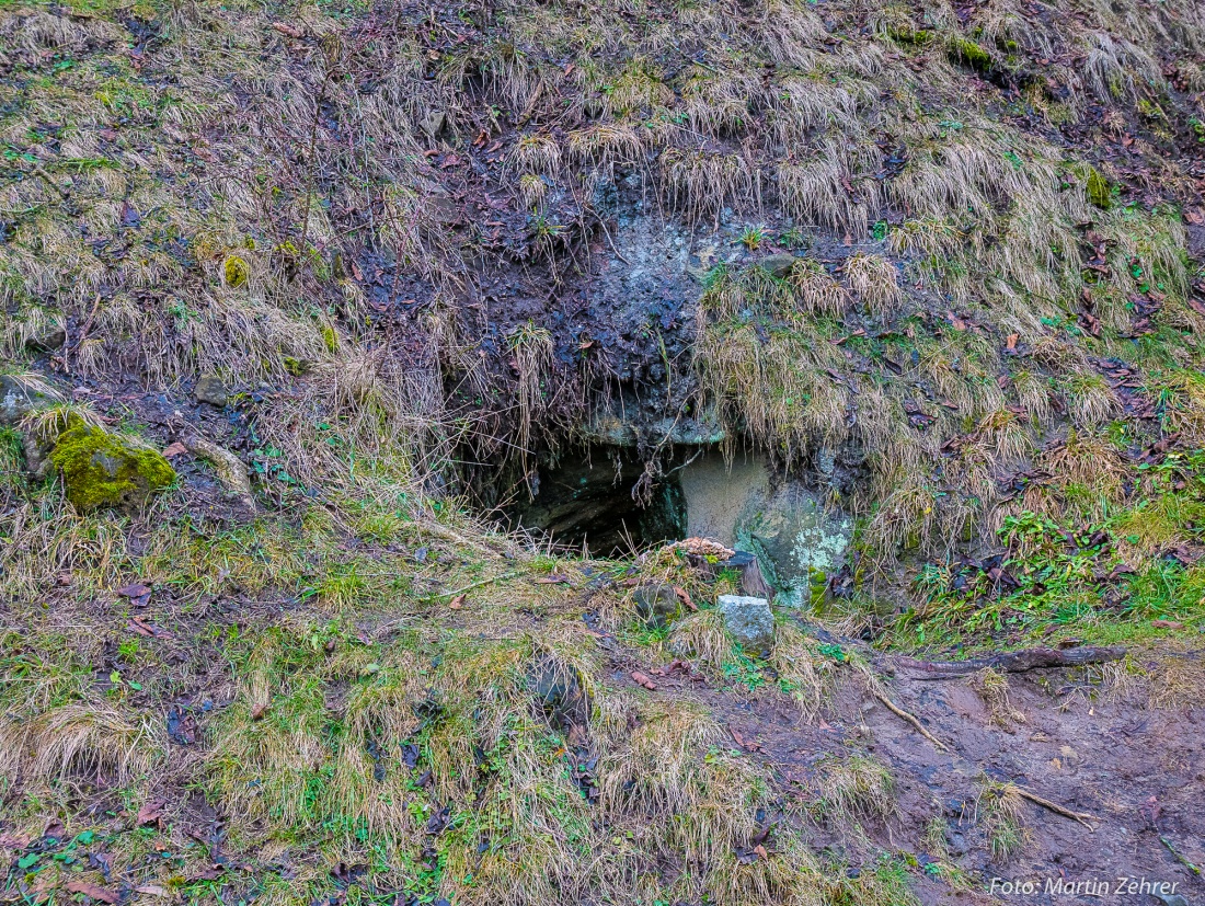 Foto: Martin Zehrer - Vom Wegesrand zum Schloßberg hinauf ist dieser Keller- bzw. Höhleneingang zu erkennen. Mehr siehe nächstes Bild... 