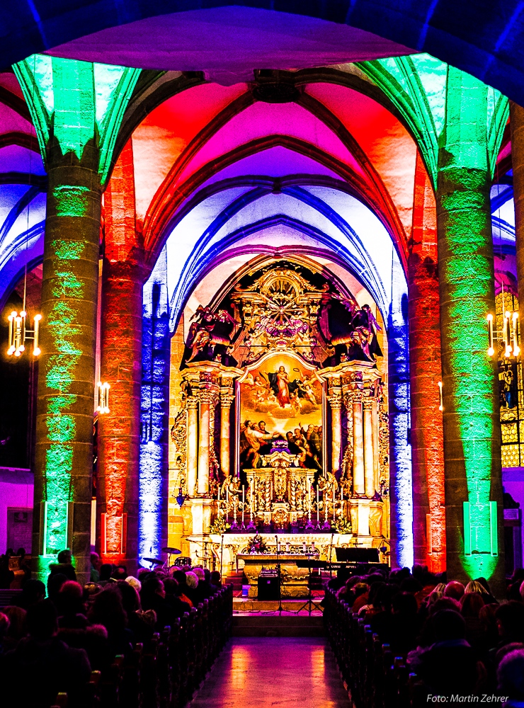 Foto: Martin Zehrer - Wundervolles Lichter-Gewölbe in der kemnather Kirche während des Candle-Light-Shoppings 2018 in Kemnath... 