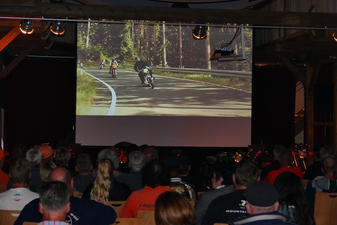 Foto: Martin Zehrer - Laverda-Kino-Feeling...<br />
<br />
Mit den Motorrädern über die Leinwand.  