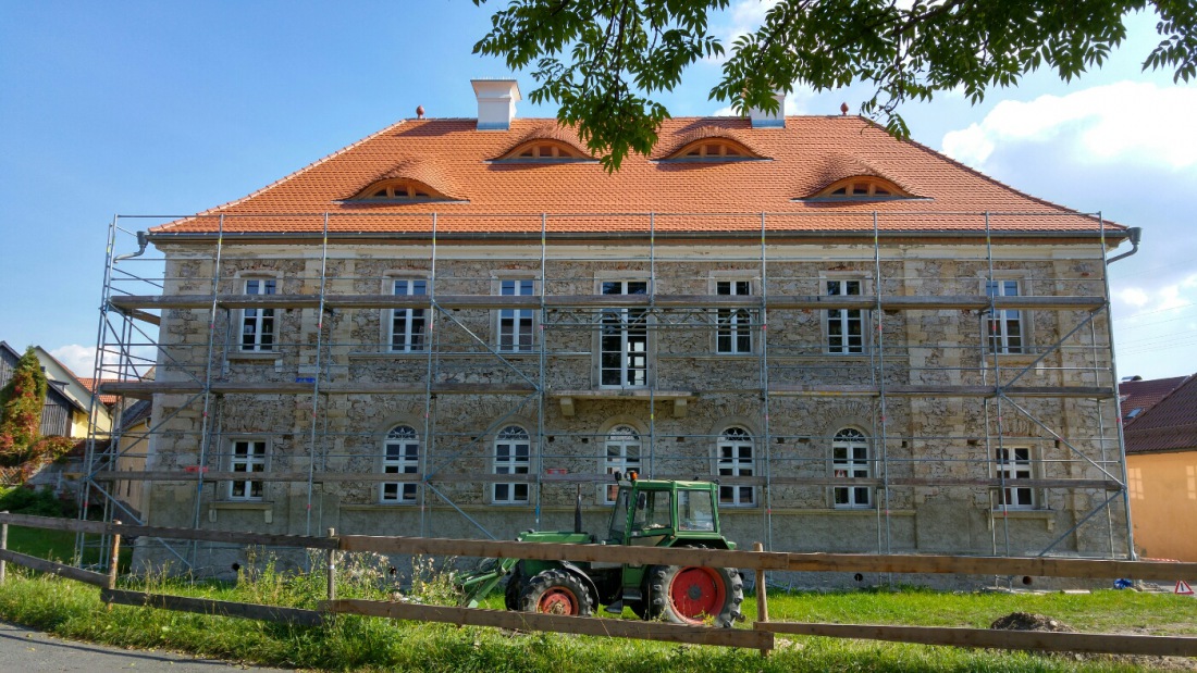 Foto: Martin Zehrer - Schloß in Riglasreuth...<br />
<br />
Dach neu, Fenster neu, Schlot neu, Mauerwerk fast neu - Respekt! 