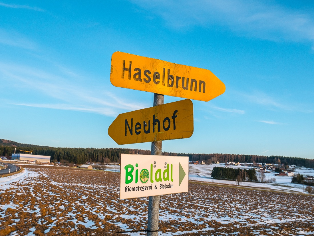 Foto: Martin Zehrer - Wegweiser im Sonnenuntergangs-Licht... Hier gehts nach Neuhof, Haselbrunn und zum Bioladl... 