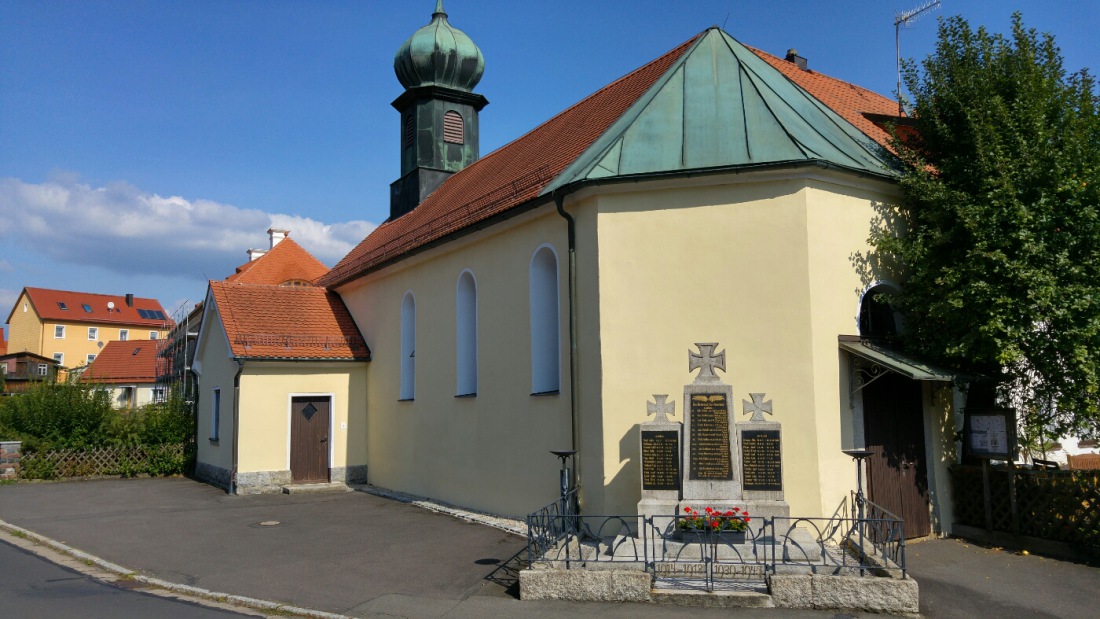 Foto: Martin Zehrer - Kirche und Kriegerdenkmal in Riglasreuth... 