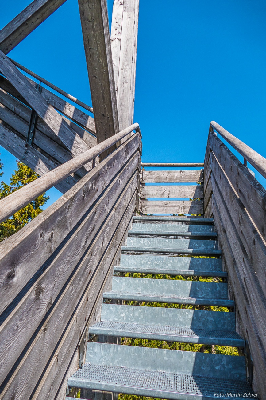 Foto: Martin Zehrer - Die Stufen hoch zum Oberpfalzturm. Eine Konstruktion aus Metall-Stufen und Holz führt hoch zur einmaligen Aussicht über den Steinwald. 
