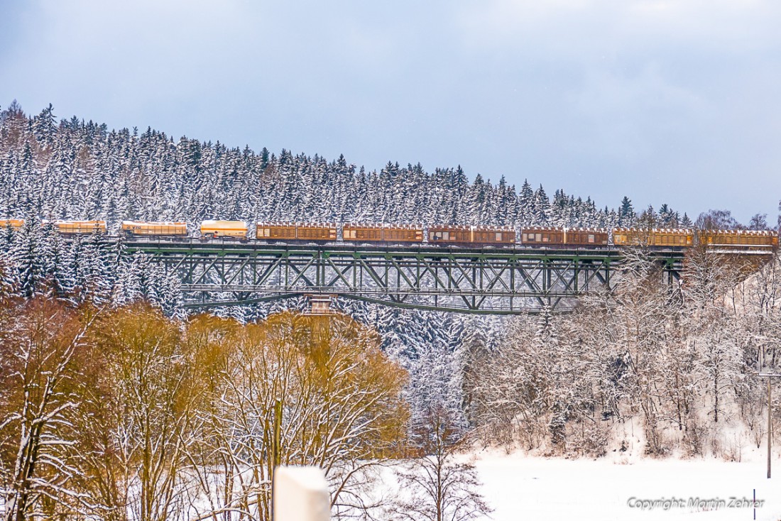 Foto: Martin Zehrer - Zug auf Brücke bei Neusorg 