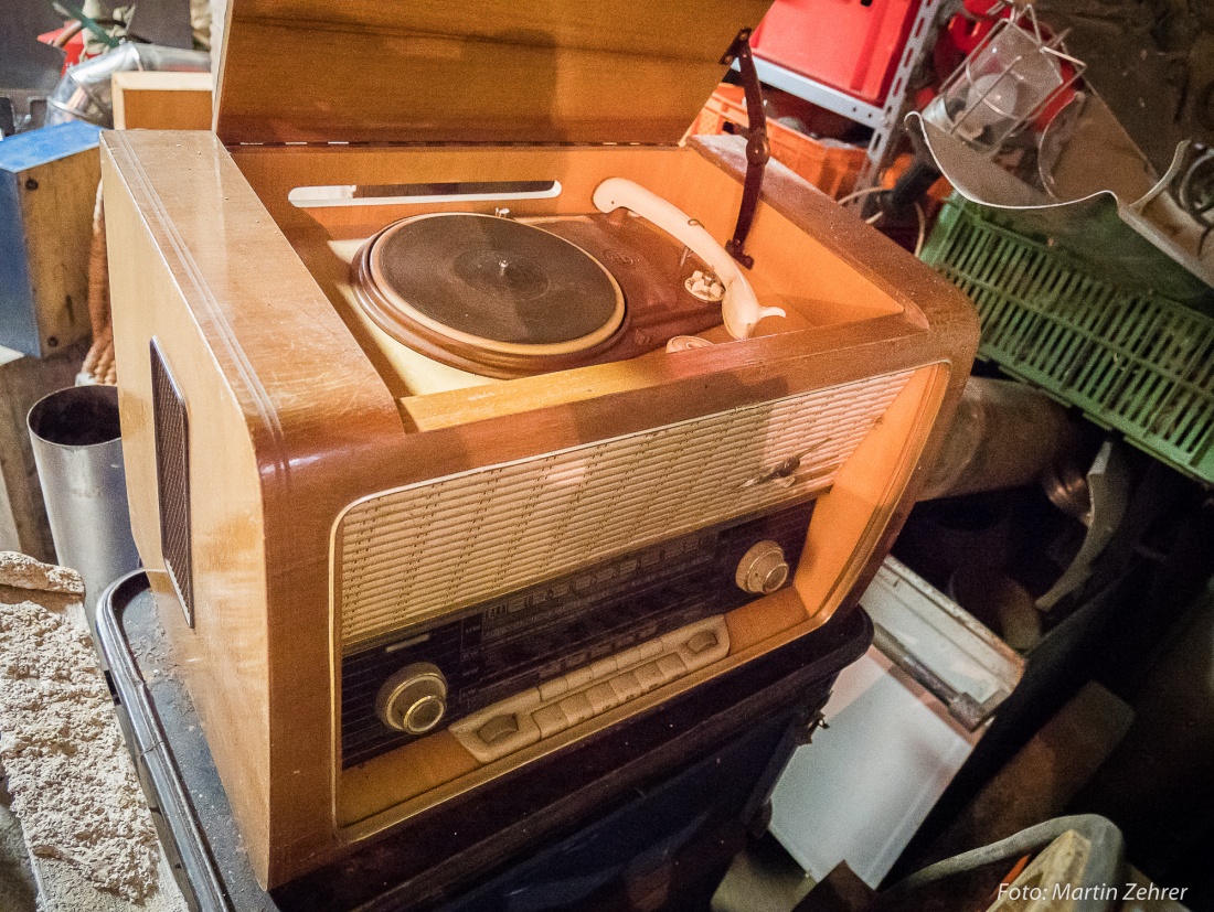 Foto: Martin Zehrer - Sehr selten... Ein alter Röhren-Radio mit Schallplatten-Spieler. Das hab ich so, in dieser Kombination und der Kompaktheit, noch nicht gesehen.<br />
<br />
Entdeckt beim Antiquitä 