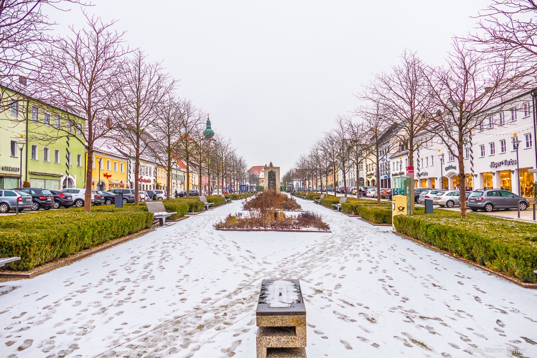 Foto: Martin Zehrer - Der Stadt-Platz in der Mitte von Tirschenreuth mit Schnee bedeckt. Dieses Foto entstand am 20. Dezember 2018.<br />
Ganz hinten ist eine Schmeller-Büste zu erkennen... Siehe d 