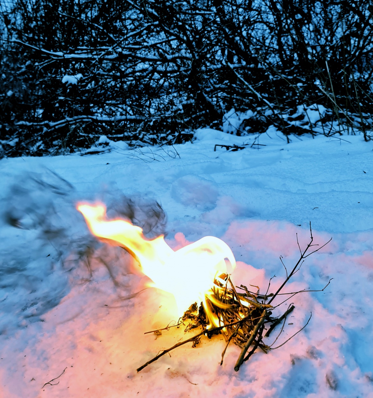 Foto: Jennifer Müller - ...und noch ein wunderschönes Feuerchen mitten im Schnee... 