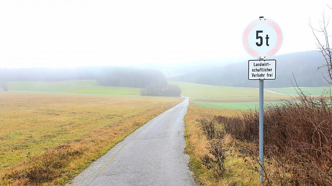 Foto: Martin Zehrer - Eigentlich würde man am Horizont den Steinwald mit dem Oberpfalzturm oben drauf erkennen.<br />
Leider liegt heute, 22.11.2020, der Nebel dazwischen. Es wehte kräftiger Wind,  