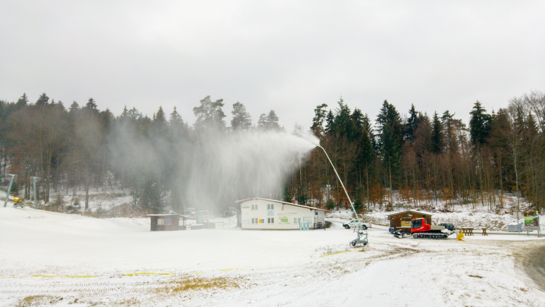 Foto: Martin Zehrer - Skilift Mehlmeisel am 15.12.2018... Die Beschneiungs-Anlage läuft auf Hochturen. 