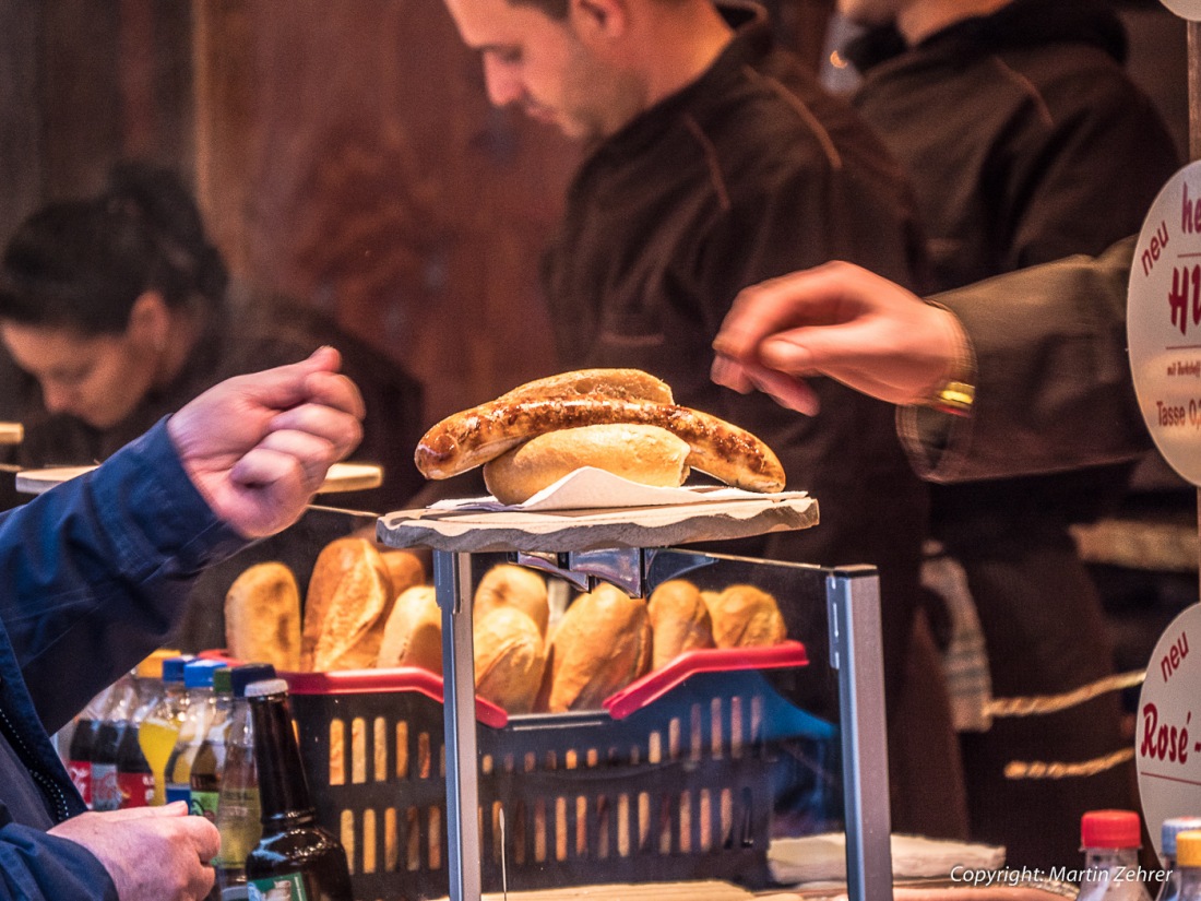Foto: Martin Zehrer - Bratwurst-Semmel auf dem Christkindlesmarkt in Bayreuth... einfach nur mal angucken ;-) 