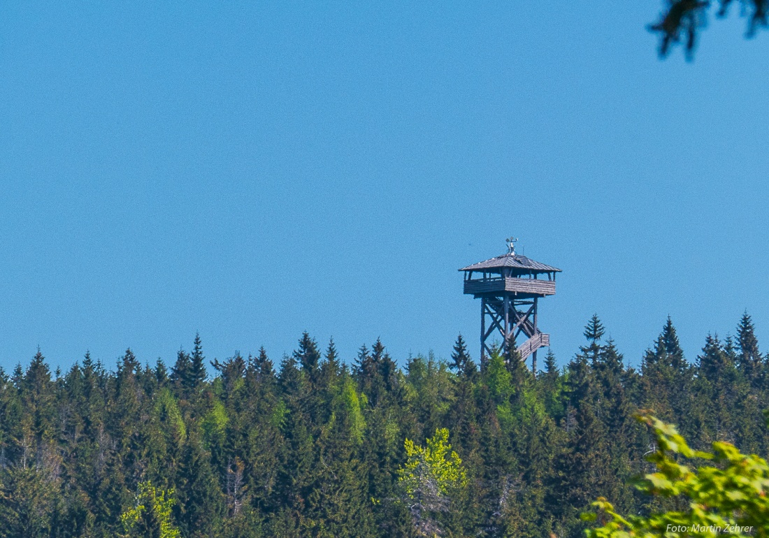 Foto: Martin Zehrer - Der Oberpfalzturm auf der Platte im Steinwald - Noch ca. 3 Kilometer, aber gut in Sichtweite!<br />
<br />
Ziel ist eine Wanderung zum Oberpfalzturm oben auf der Platte, dem höchst 
