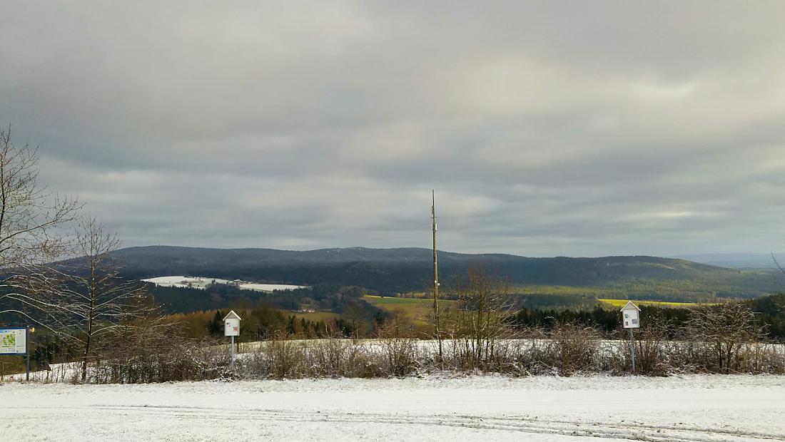 Foto: Martin Zehrer - 5. Januar 2020 - Die Schneefall-Grenze liegt irgendwo zwischen dem Armesberg und Steinwald. Nur wenige Meter unterhalb des Armesbergs sind die Wiesen noch Grün. 