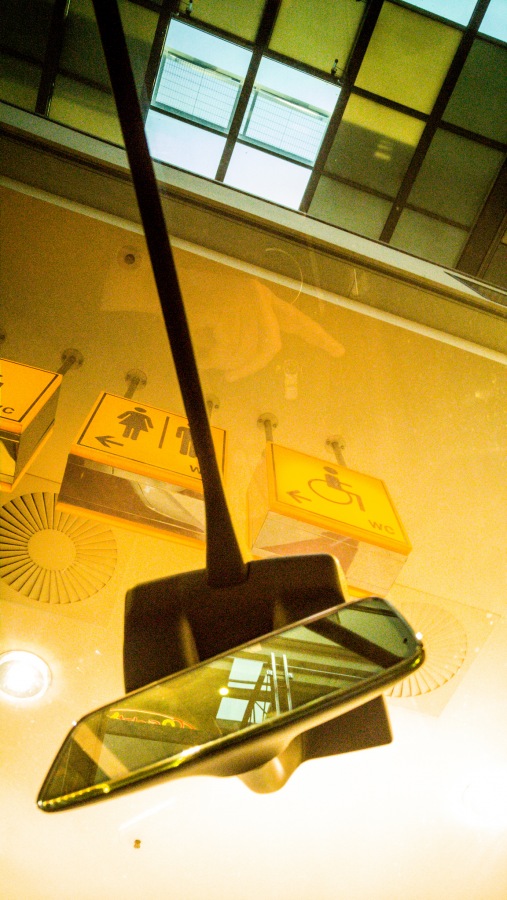 Foto: Martin Zehrer - Tesla Model X<br />
<br />
Der Blick durchs Glas-Panorama-Dach... Außen ist die Beschilderung des Rotmain-Centers zu erkennen 