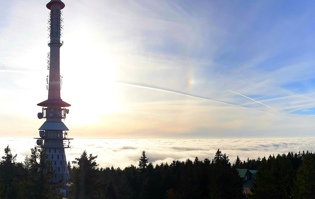 Foto: Martin Zehrer - Wandern am 10. November 2020 - Unten ist alles vernebelt, auf dem Ochsenkopf oben scheint über den Wolken die Sonne :-) 