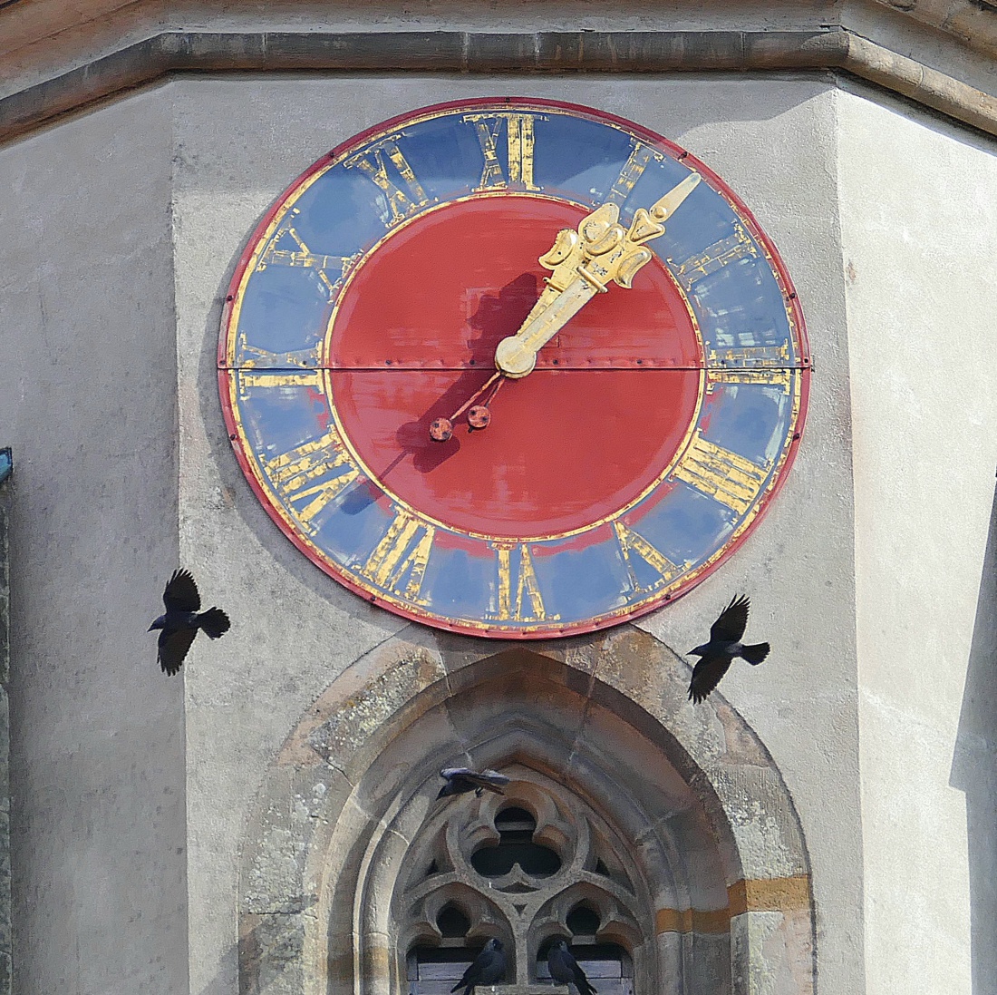 Foto: Martin Zehrer - Die Kirchturm-Uhr der kemnather Kirche.<br />
Im Vorbeiflug zwei Dohlen... 
