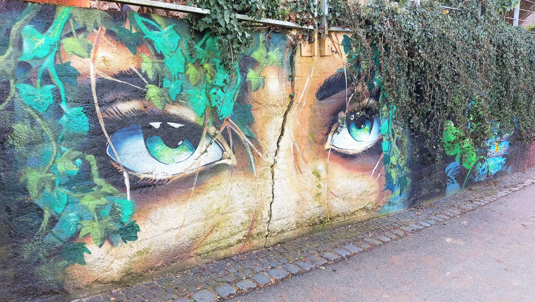 Ein wunderschönes Kunstwerk, an einer Gartenmauer am Weg zu den parksteiner Felsenkellern...