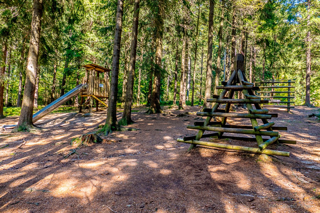 Foto: Martin Zehrer - Was für ein schöner Waldspielplatz auf dem Rundweg um den Fichtelsee. Ca. 150 Meter vom Gasthaus zum Fichtelsee entfernt liegt dieser Spielplatz gleich wenige Meter neben 