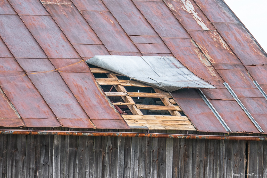 Foto: Martin Zehrer - 16. März 2019 - Der Sturm vor ein paar Tagen hat ganze Arbeit geleistet. Das Blechdach der alten Scheune am Armesberg beginnt sich selbständig zu machen. 