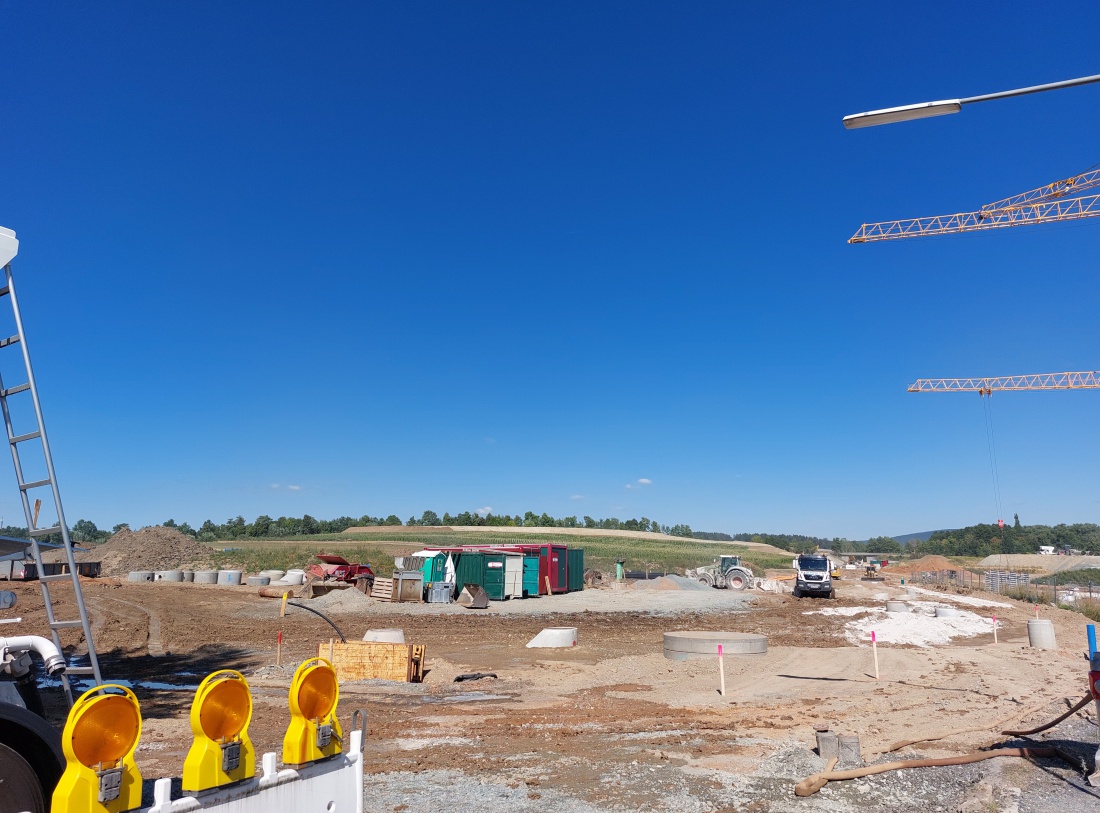 Foto: Martin Zehrer - Kemnath baut:<br />
Realschul-Baustelle an der Straße zwischen Kemnath und Berndorf in der Nähe zum Friedhof.<br />
<br />
8. August 2022 