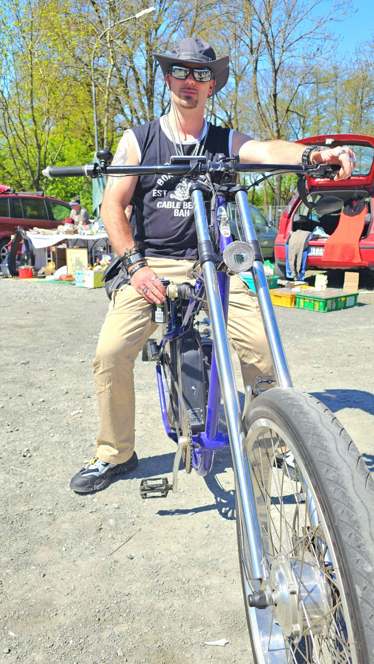 Spezial-Umbau eines Ebikes...
Gesehen auf dem bayreuther Flohmarkt.