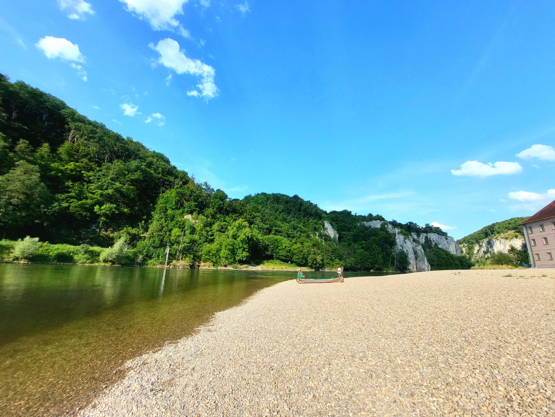 Foto: Martin Zehrer - Der Donau-Strand am Kloster Weltenburg bei Kelheim. 