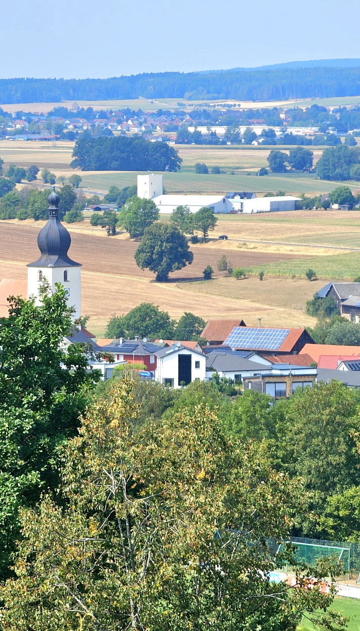 Tolle Aussicht von der Kulmterrasse, auf dem Rauhen Kulm aus.
Gut zu erkennen ist die Kirche der Ortschaft Mockersdorf.
Weit im Hintergrund ist Speichersdorf zu sehen.
