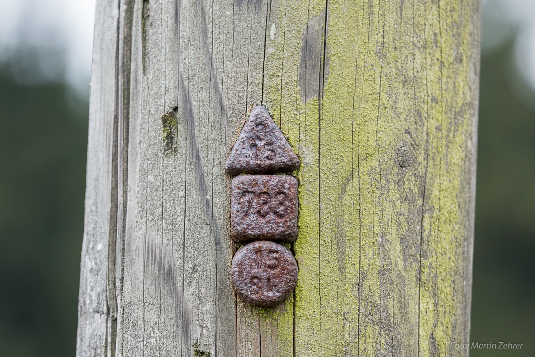 Foto: Martin Zehrer - Markante Zeichen an einem alten Holz-Telefonmasten unterhalb des Armesbergs in Richtung Godas an der Straße... 