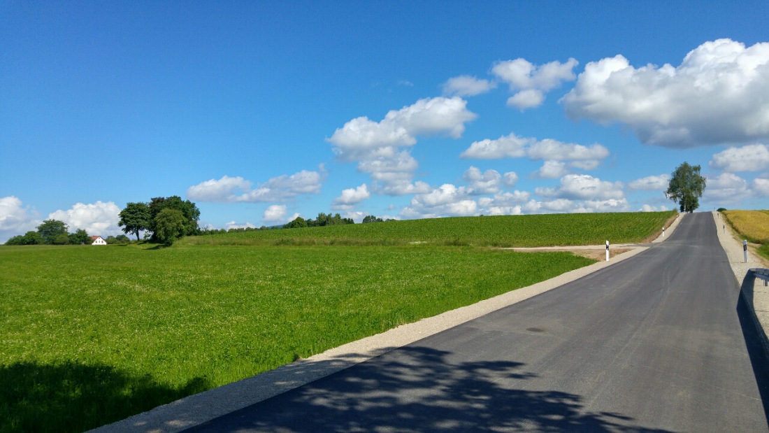 Foto: Martin Zehrer - Ca. 500 Meter nach Berndorf... Dort vorne links abbiegen... 