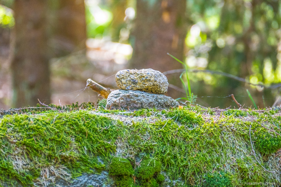 Foto: Martin Zehrer - Stein-Zeichen mit zwei Steinen, gesehen am Aufstieg zum Oberpfalzturm. Guck ins nächste Bild, da ist dann eine Stein mehr zu sehen... <br />
<br />
Ziel ist eine Wanderung zum Ober 