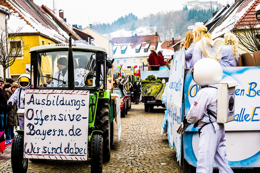 Foto: Martin Zehrer - Faschingszug durch Waldeck. Am Sonntag, den 15.2.2015 war es wieder so weit. Ein langer Zug<br />
mit zig Gaudiwagen und Hunderten Narren zog durch den Waldecker Markt. Mit vi 