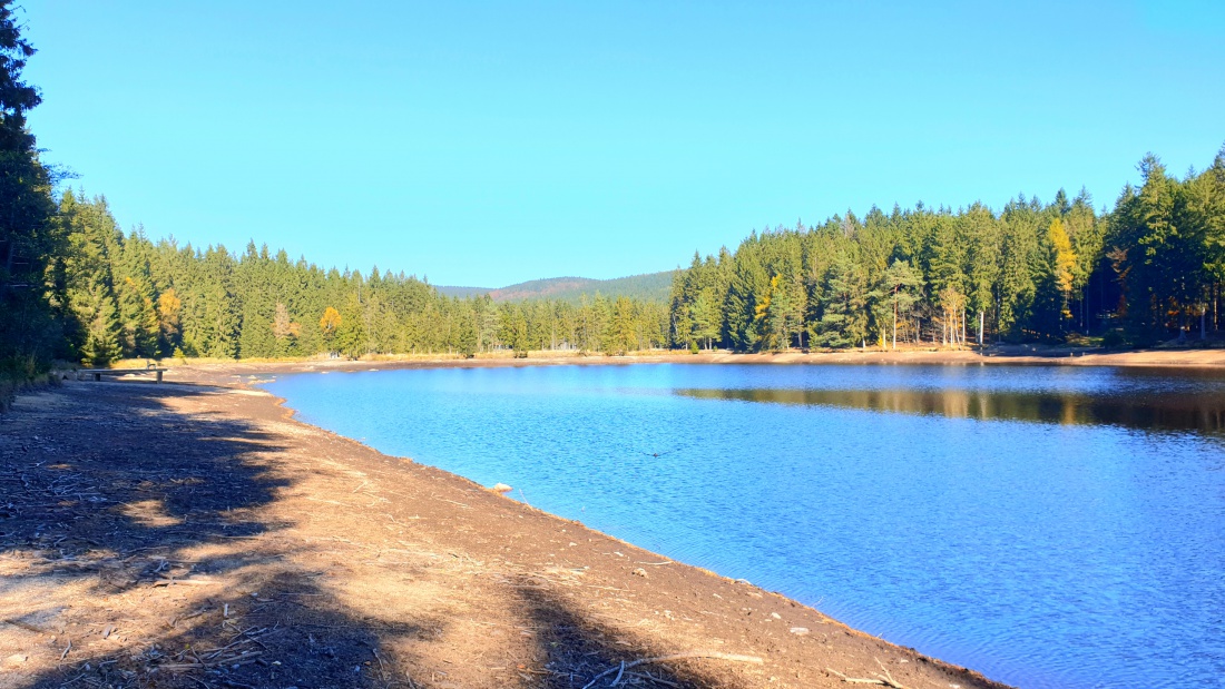 Foto: Martin Zehrer - Es fehlt Wasser im Fichtelsee. An den Rändern erkennt man, wie weit das Wasser abgelassen wurde. 