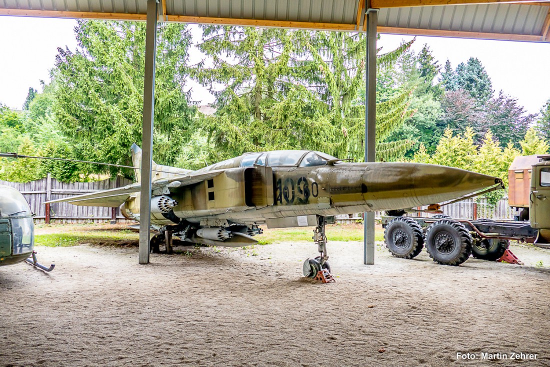 Foto: Martin Zehrer - Hautnah, zum anfassen... Ein Düsenjäger in Fichtelberg. Unglaublich ist die Anzahl der unterschiedlichen Exponate hier im Automobilmuseum in Fichtelberg.<br />
<br />
Man(n) traut  