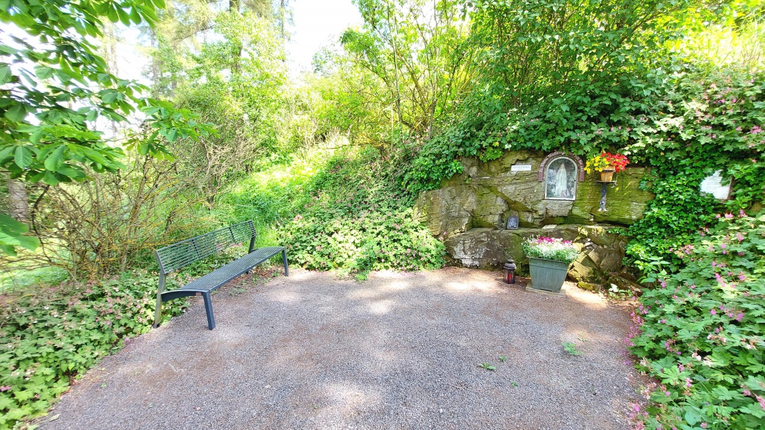 Foto: Martin Zehrer - Etwas versteckt... eine Grotte unterhalb der Kapelle bei Ebnath. 