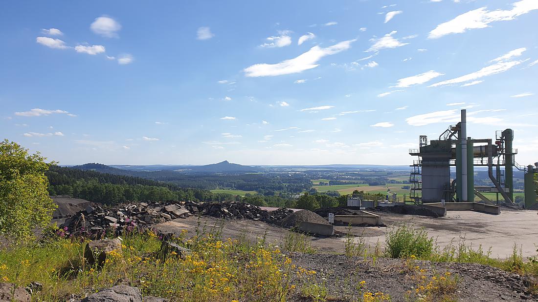 Foto: Martin Zehrer - Ausblick übers Markgraf-Gelände auf dem Zinster Hügel in Richtung rauher Kulm. 