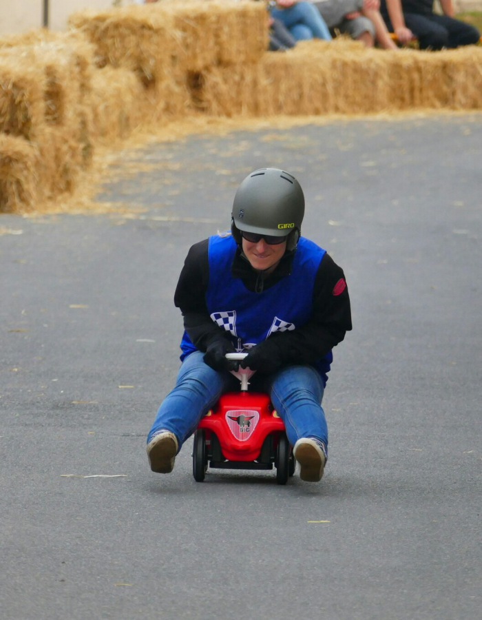 Foto: Martin Zehrer - Bobbycar-Rennen in Preißach<br />
<br />
Oberkörper nach vorne und den Männern aus dem Weg fahren... Lauf um Lauf machte sie den ersten Platz und landete dann in der Einzelwertung  