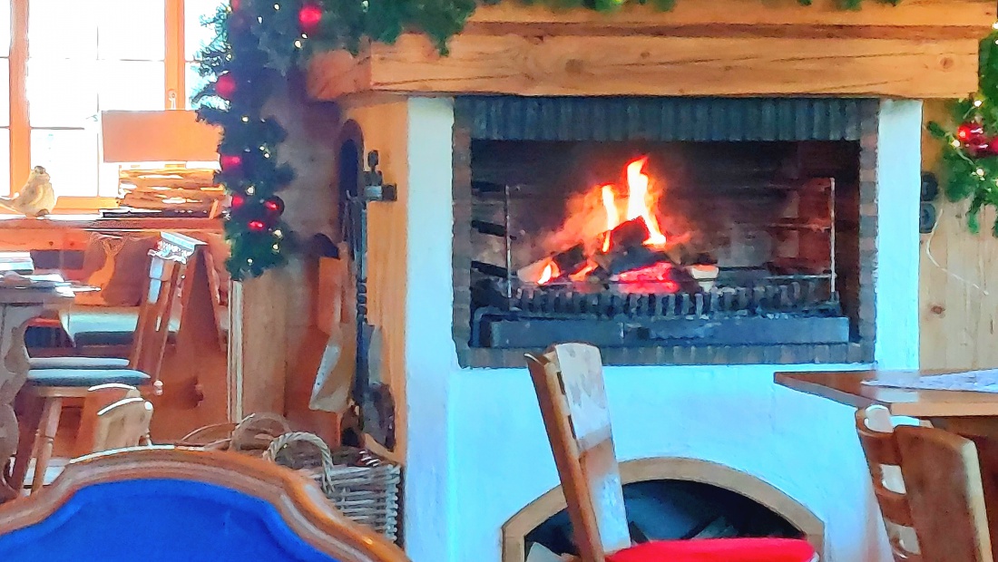 Foto: Martin Zehrer - Ein offener Kamin mit genügend Holz im Feuer sorgt  in der Gaststätte am Fichtelsee für wohlige Wärme nach der Winter-Wanderung um den Fichtelsee.  