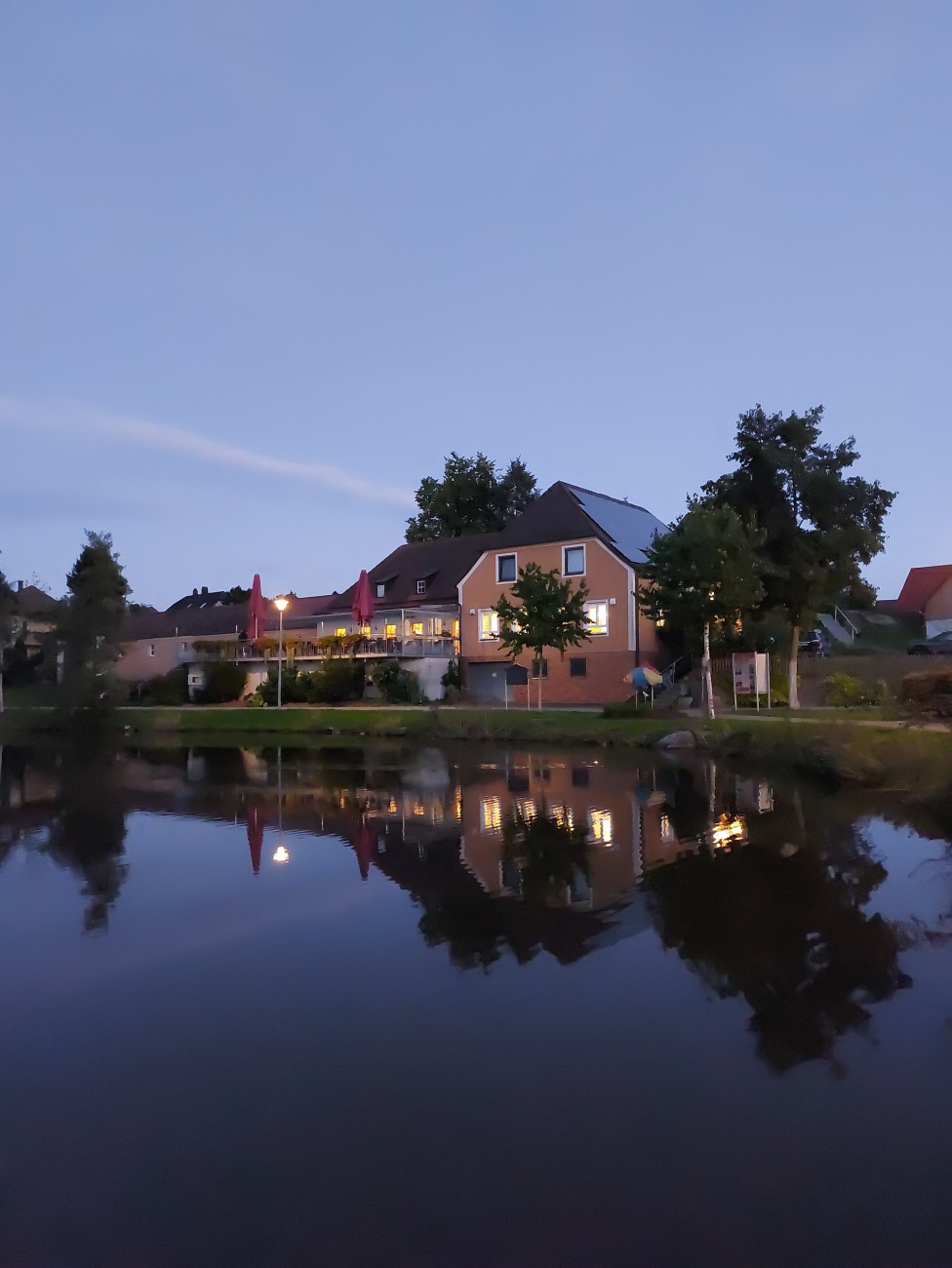Foto: Martin Zehrer - In der kleinen Stadt Kemnath liegt die Gaststätte Fantasie, die wie ein Juwel am Wasser funkelt. <br />
Wenn die Dämmerung einsetzt, spiegelt sich das charmante Gebäude sanft  