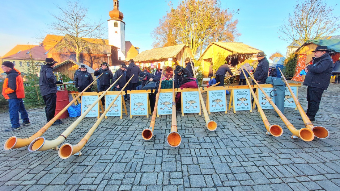 Foto: Martin Zehrer - Stiftl&auml;nder Alphorn Wahnsinn,  haben in Leonberg bei Mitterteich auf dem Weihnachtsmarkt gespielt.<br />
Das Wetter war mit viel Sonne und blauem Himmel gesegnet.  