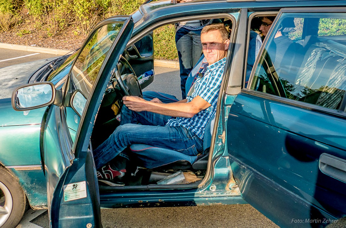 Foto: Martin Zehrer - Selbst die Abend-Sonne freut sich mit Helmut. Der Opel Astra strahlt mit der Sonne um die Wette. Nur noch ein paar Meter und der Kilometerzähler im Fahrzeug springt von 9 
