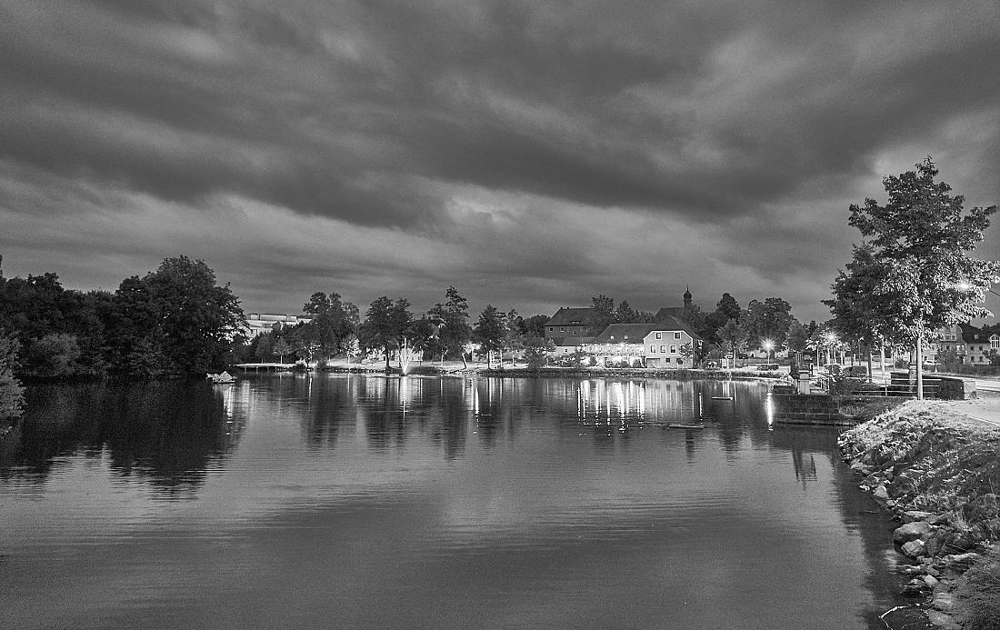 Foto: Martin Zehrer - Der kemnather Stadtweiher bei Nacht...<br />
<br />
2. August 2020 