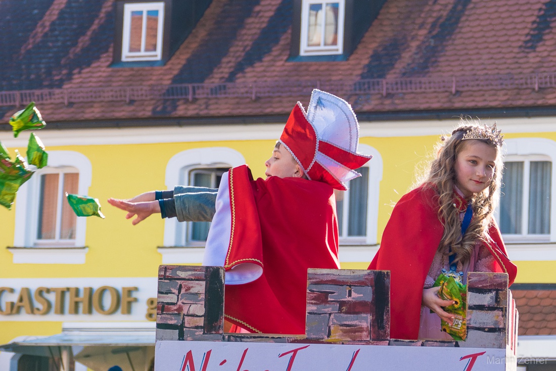 Faschingszug durch Waldeck 2026 - WCV Helau!!!

Am 15. Februar 2026 war es wieder soweit. Tausende Besucher jubelten den Narren zu, das Wetter wurde wie bestellt, wunderschön. Die Sonne strahlte und alle Menschen waren voller Faschings-Laune. WCV Helau!!!!
