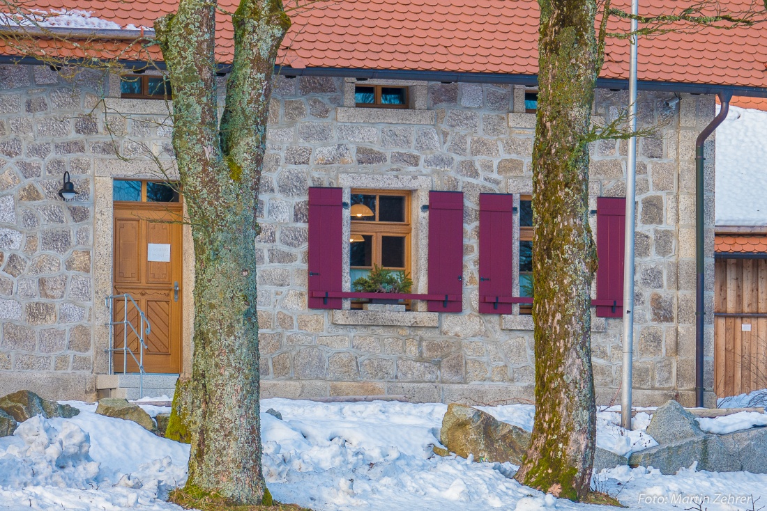 Foto: Martin Zehrer - Endlich erreicht... das Waldhaus im Steinwald! Es muss jemand da sein, sonst würde kein Licht brennen! :-) 