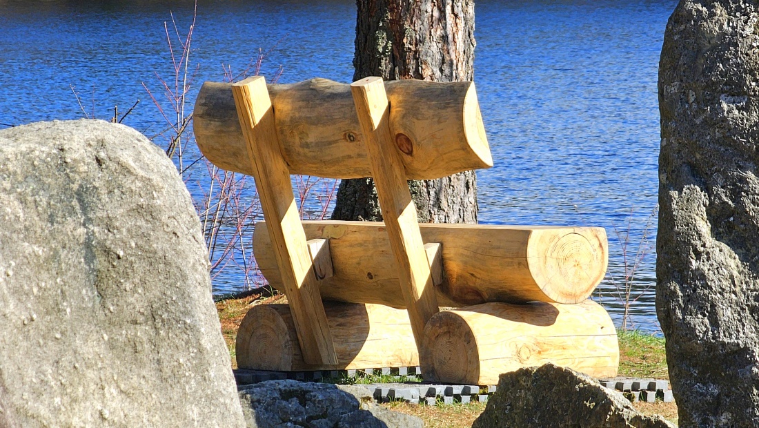 Eine neue massive Holzbank wartet im Fichtelgebirge auf Dich um den Fichtelsee zu genießen.