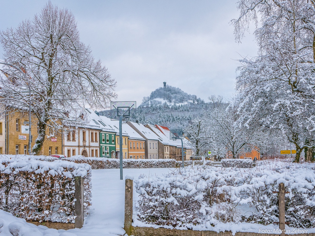 Foto: Martin Zehrer - Neustadt am Kulm... der Blick über die Ortsmitte hoch zum Naturwunder Rauhen Kulm. 