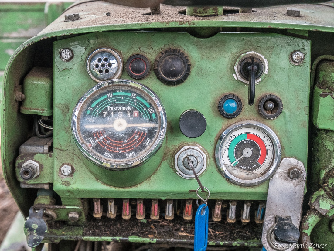 Foto: Martin Zehrer - Dankbare Arbeitsmaschine - Der Fendt Geräteträger...<br />
<br />
Armaturenbrett von damals... Alles wichtige vorhanden, null digital, maximal analog! ;-) 