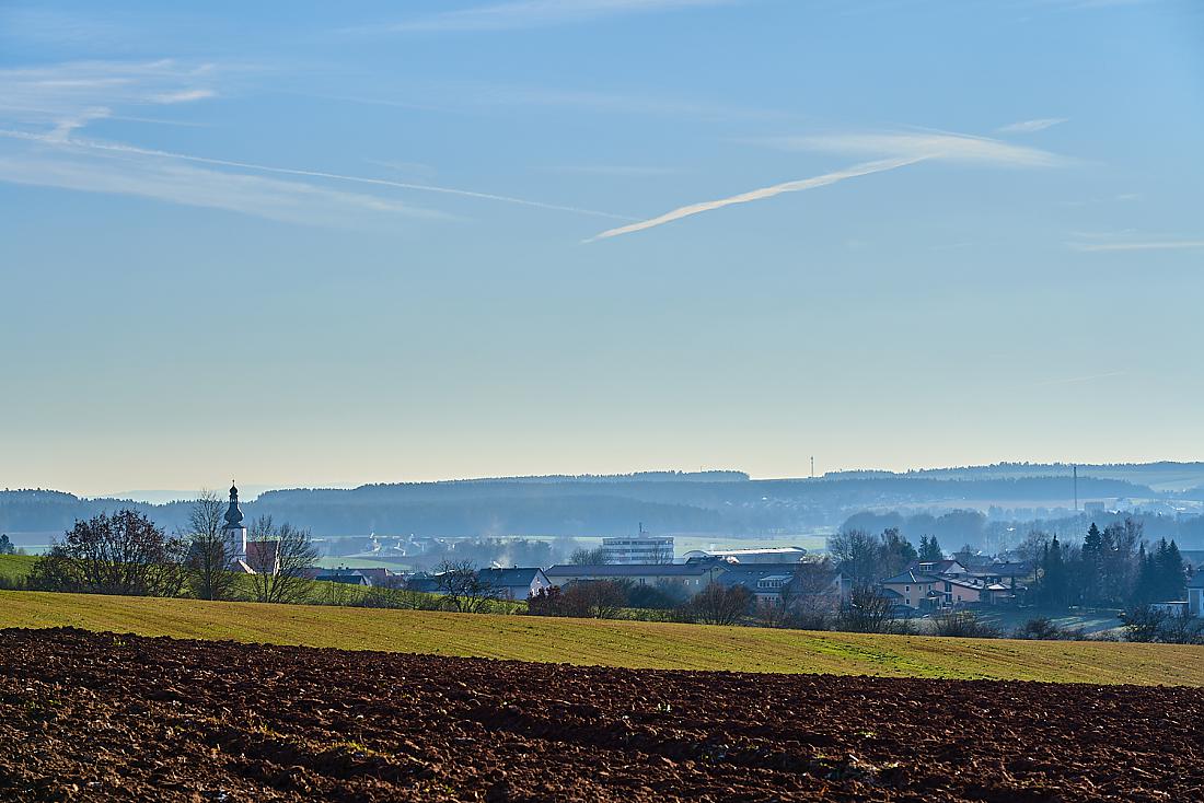 Foto: Martin Zehrer - Der Kastler Kirchturm spitzt hervor.<br />
Das Wetter war an diesem Sonntag, dem 29. Dezember 2019, sehr frisch. <br />
Der Himmel und die Sonne gaben das Ihrige zum Besten... ;-) 