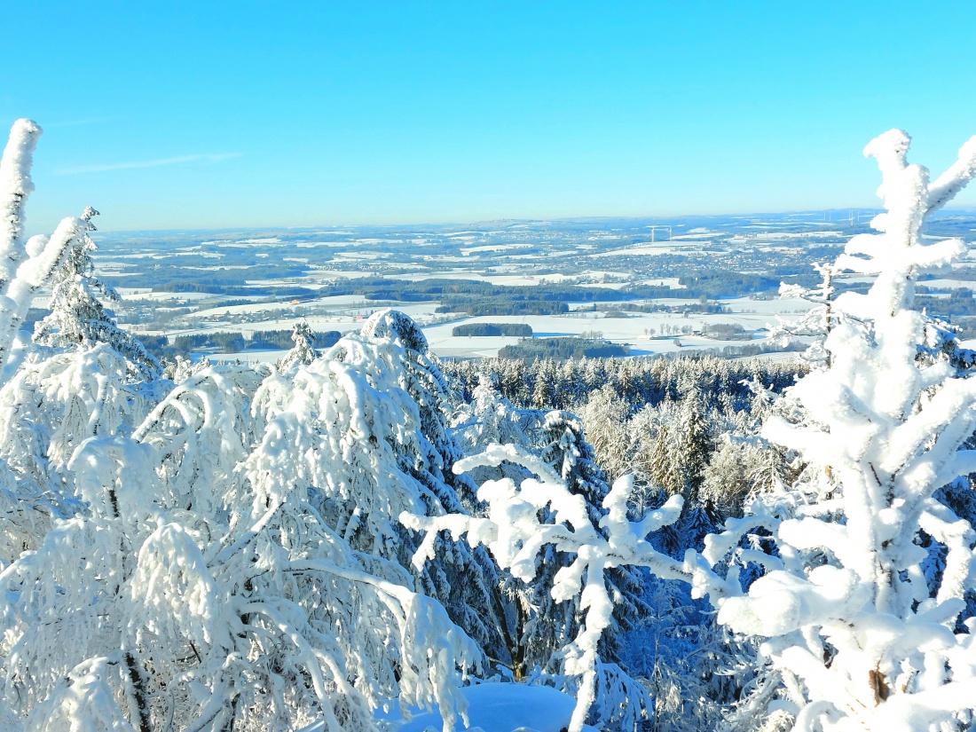 Foto: Martin Zehrer - Wunderschöne Winterzeit am 13. Dezember 2022, am Waldstein.<br />
<br />
Es war ein extrem sonniger, klarer Tag am Waldstein im Fichtelgebirge.<br />
Die Temperatur ging von Früh -16 Gr 