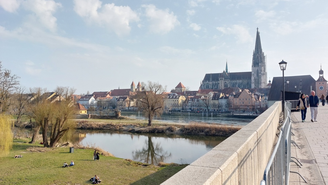 Die steinerene Brücke von Regensburg und im Hintergrund der Regensburger Dom. 
