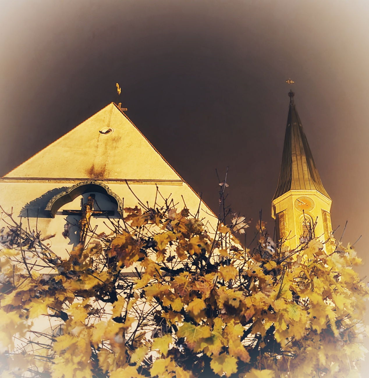 Foto: Jennifer Müller - Die kemnather Pfarrkirche Mariä Himmelfahrt mit ihrem 58 Meter hohem Turm erstrahlt im Schein der umliegenden Laternen. 