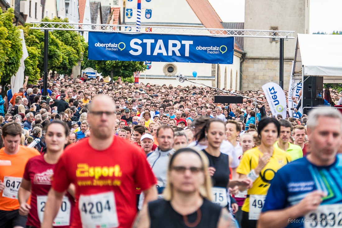 Foto: Martin Zehrer - Nofi-Lauf 2017: Start am Stadtplatz und Ziel beim Siemens... 5,9 Kilometer durch Kemnath und rund herum. Mehr als 8000 Teilnehmer fanden sich in Kemnath zusammen um die S 